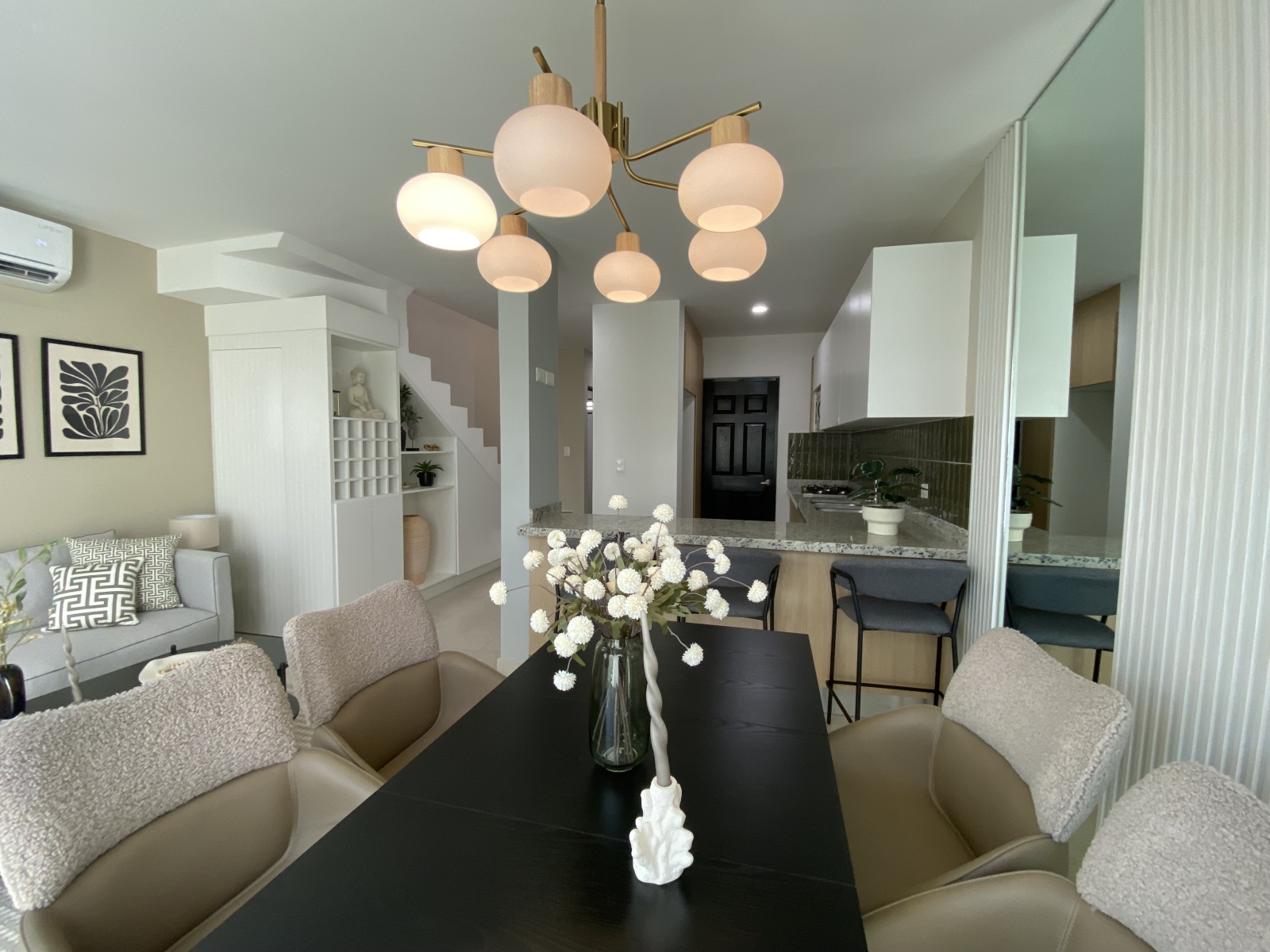 Aurora Plus — “Privacidad para visitas + vida práctica”